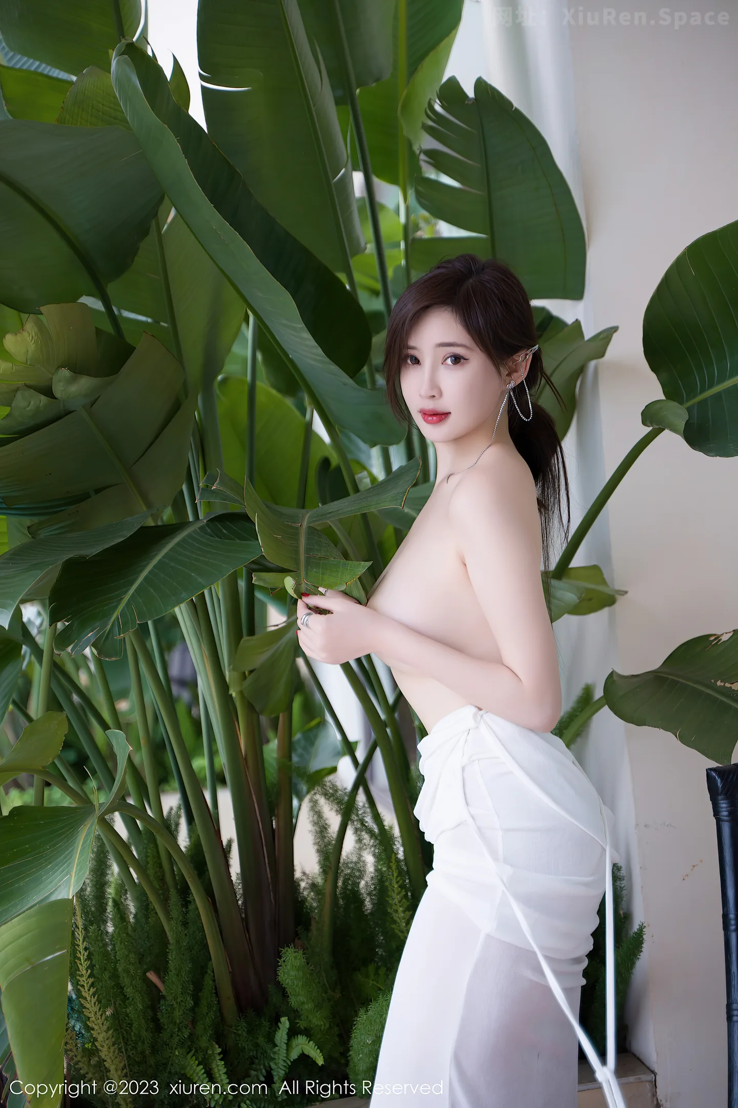 图片[2]-[XiuRen秀人网]VOL.7461 女神Carol周妍希泳池性感白色连衣长裙湿身秀丰满身材诱惑写真69P-秀人网官方网站